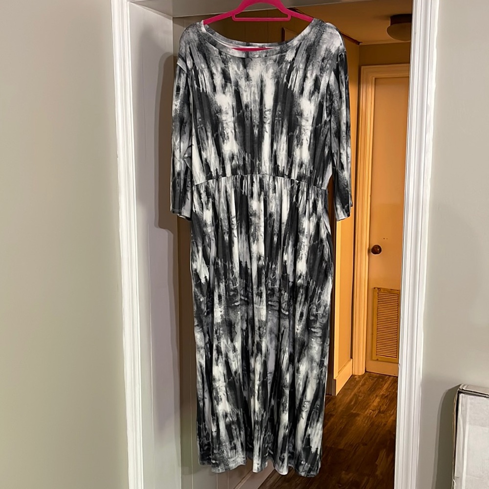 Black and white midi dress WITH POCKETS